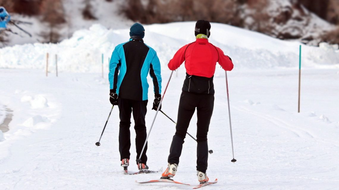Nahem Skifahren auf die richtige Skiausrüstung achten